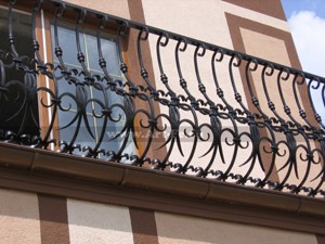 Ограждения балконов с элементами ковки