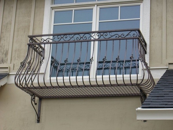 Ограждения балконов с элементами ковки